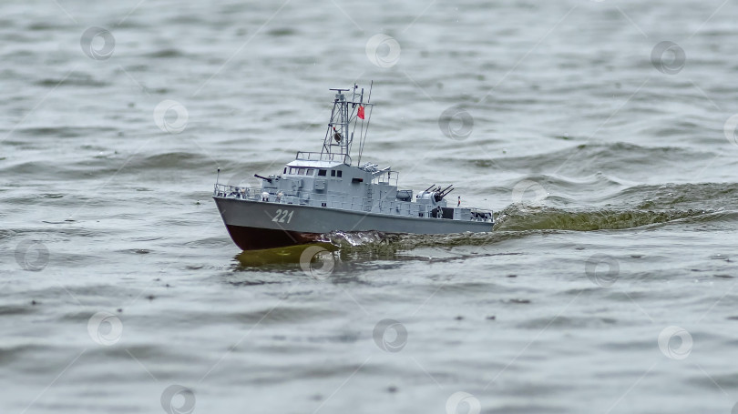 Скачать Россия,город Железногорск Красноярский Край, 26 августа 2023 год. Радиоуправляемая масштабная модель корабля на соревнованиях на воде. фотосток Ozero