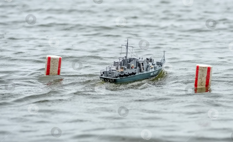 Скачать Россия,город Железногорск Красноярский Край, 26 августа 2023 год. Радиоуправляемая масштабная модель корабля на соревнованиях на воде. фотосток Ozero