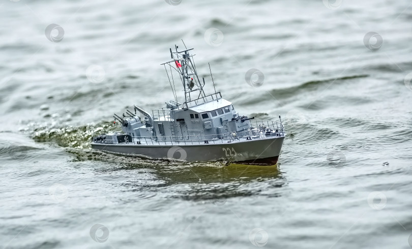 Скачать Россия,город Железногорск Красноярский Край, 26 августа 2023 год. Радиоуправляемая масштабная модель корабля на соревнованиях на воде. фотосток Ozero