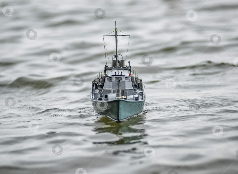 Скачать Россия,город Железногорск Красноярский Край, 26 августа 2023 год. Радиоуправляемая масштабная модель корабля на соревнованиях на воде. фотосток Ozero