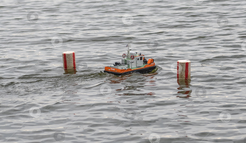 Скачать Россия,город Железногорск Красноярский Край, 26 августа 2023 год. Радиоуправляемая масштабная модель корабля на соревнованиях на воде. фотосток Ozero