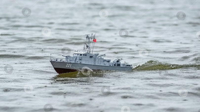 Скачать Россия,город Железногорск Красноярский Край, 26 августа 2023 год. Радиоуправляемая масштабная модель корабля на соревнованиях на воде. фотосток Ozero