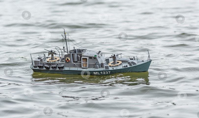 Скачать Россия,город Железногорск Красноярский Край, 26 августа 2023 год. Радиоуправляемая масштабная модель корабля на соревнованиях на воде. фотосток Ozero