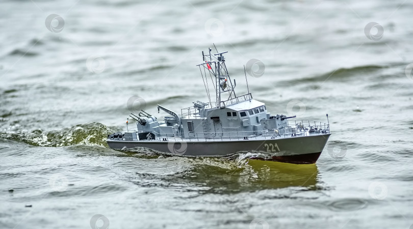 Скачать Россия,город Железногорск Красноярский Край, 26 августа 2023 год. Радиоуправляемая масштабная модель корабля на соревнованиях на воде. фотосток Ozero