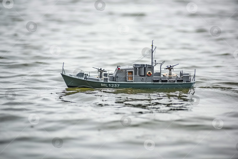 Скачать Россия,город Железногорск Красноярский Край, 26 августа 2023 год. Радиоуправляемая масштабная модель корабля на соревнованиях на воде. фотосток Ozero