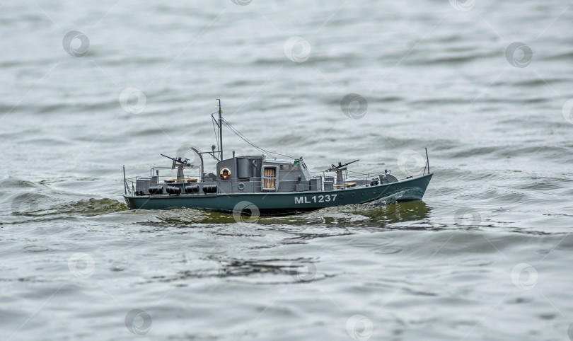 Скачать Россия,город Железногорск Красноярский Край, 26 августа 2023 год. Радиоуправляемая масштабная модель корабля на соревнованиях на воде. фотосток Ozero