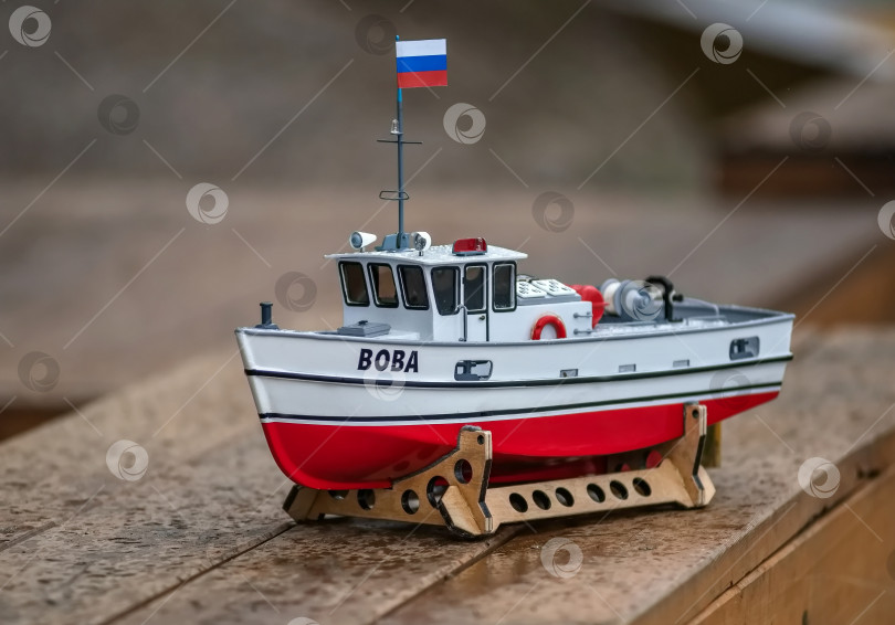 Скачать Россия,город Железногорск Красноярский Край, 26 августа 2023 год. модель лодочки называется «БОБА» илагом России на добровольной основе. Лодка бело-красного цвета. фотосток Ozero