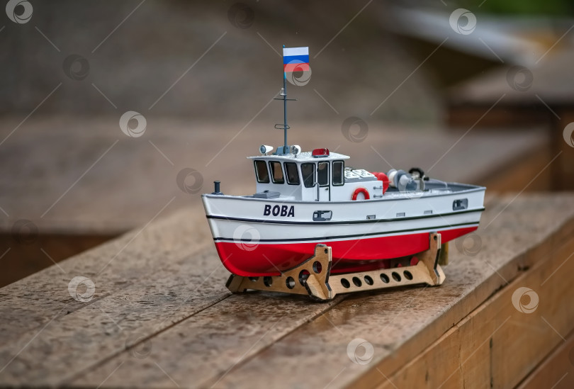 Скачать Россия,город Железногорск Красноярский Край, 26 августа 2023 год. модель лодочки называется «БОБА» илагом России на добровольной основе. Лодка бело-красного цвета. фотосток Ozero