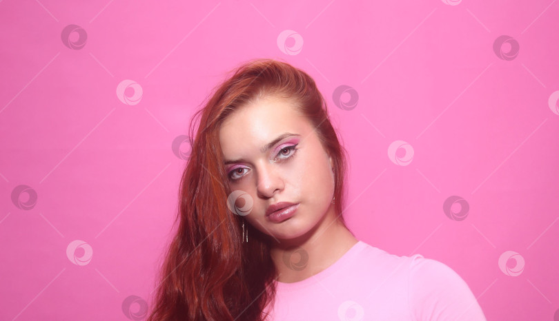 Скачать Красивая девушка в розовой кофте фотосток Ozero