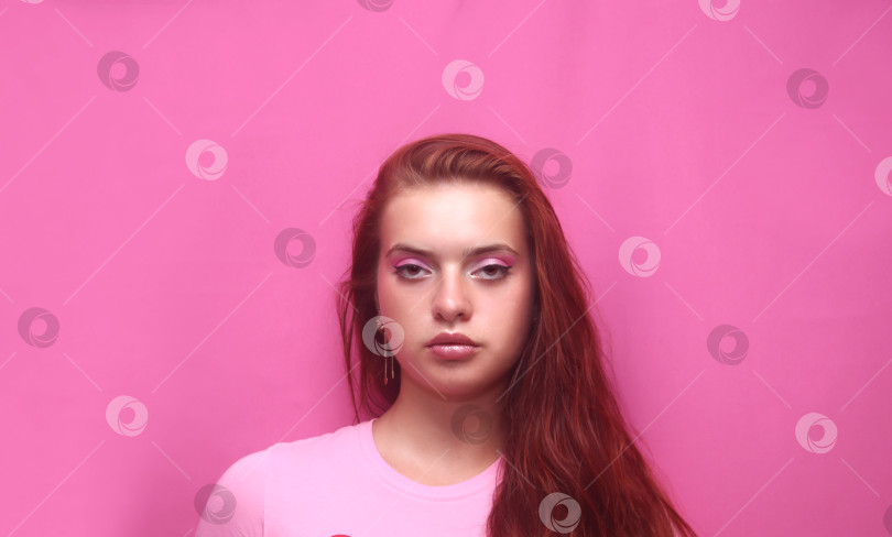 Скачать Красивая девушка в розовой кофте с рые фотосток Ozero