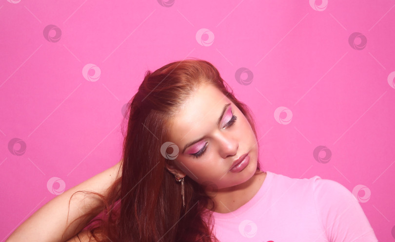 Скачать Красивая девушка в розовой кофте с рыжими волосами фотосток Ozero
