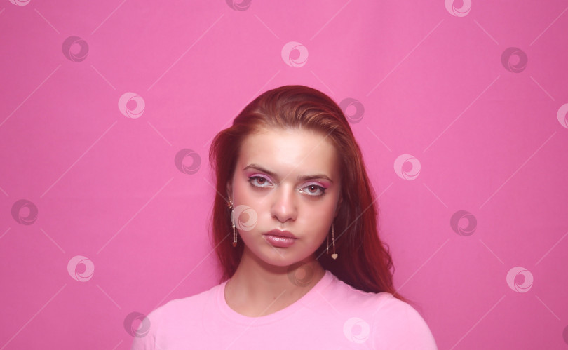 Скачать Красивая девушка в розовой кофте с рыжими волосами фотосток Ozero