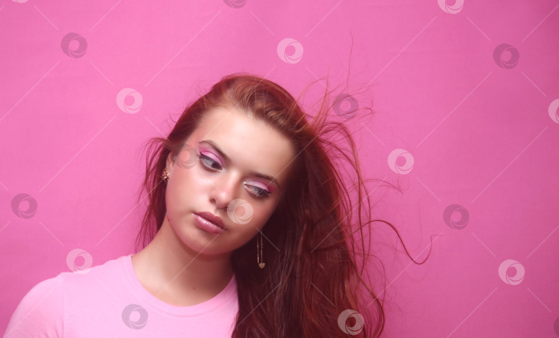 Скачать Красивая девушка в розовой кофте фотосток Ozero