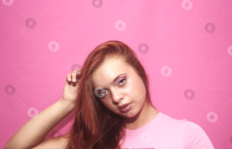 Скачать Красивая девушка в розовой кофте фотосток Ozero