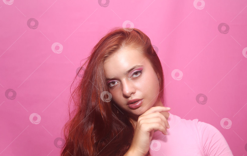 Скачать Красивая девушка в розовой кофте фотосток Ozero