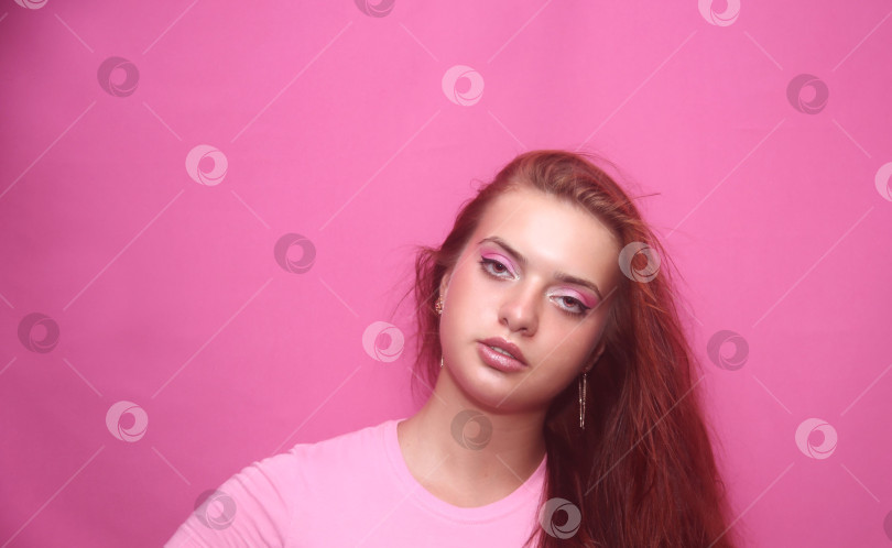 Скачать Красивая девушка позирует фотосток Ozero