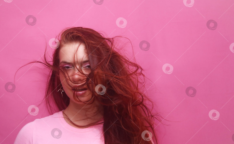 Скачать Красивая девушка в розовой кофте фотосток Ozero