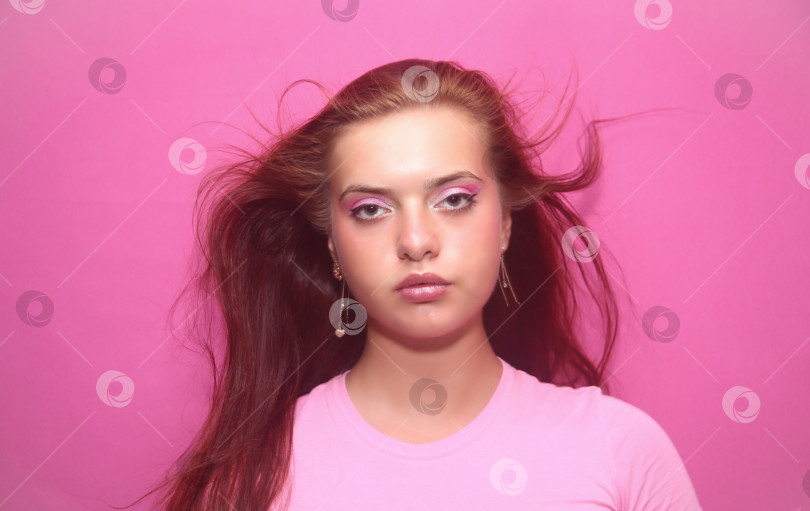 Скачать Красивая девушка в розовой кофте фотосток Ozero