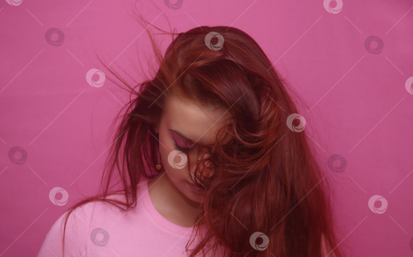 Скачать Красивая девушка в розовой кофте фотосток Ozero