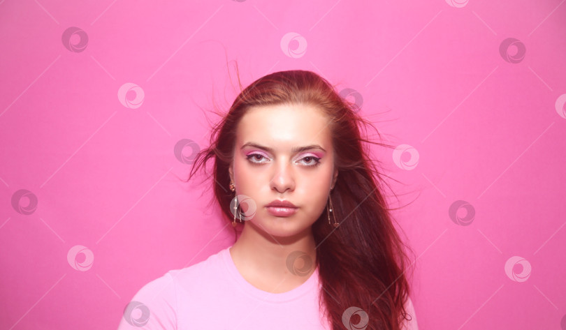 Скачать Красивая девушка в розовой кофте фотосток Ozero