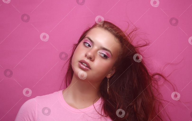 Скачать Красивая девушка в розовой кофте фотосток Ozero