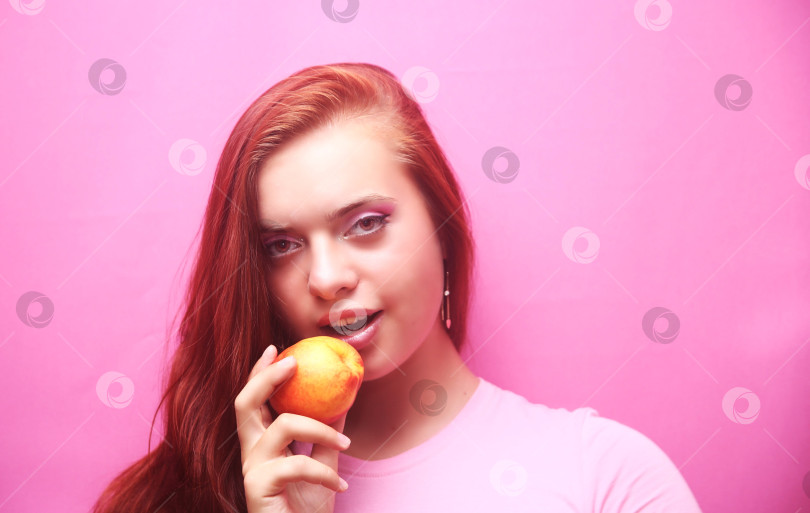 Скачать Красивая девушка в розовой кофте фотосток Ozero