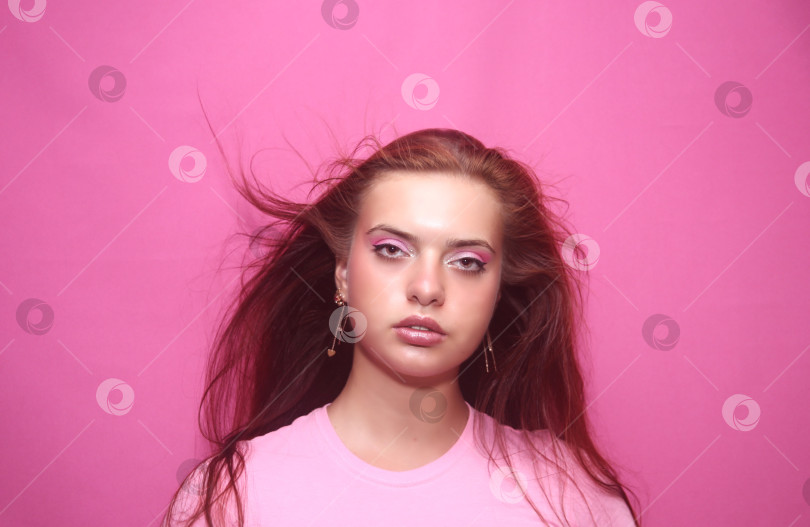 Скачать Красивая девушка в розовой кофте фотосток Ozero