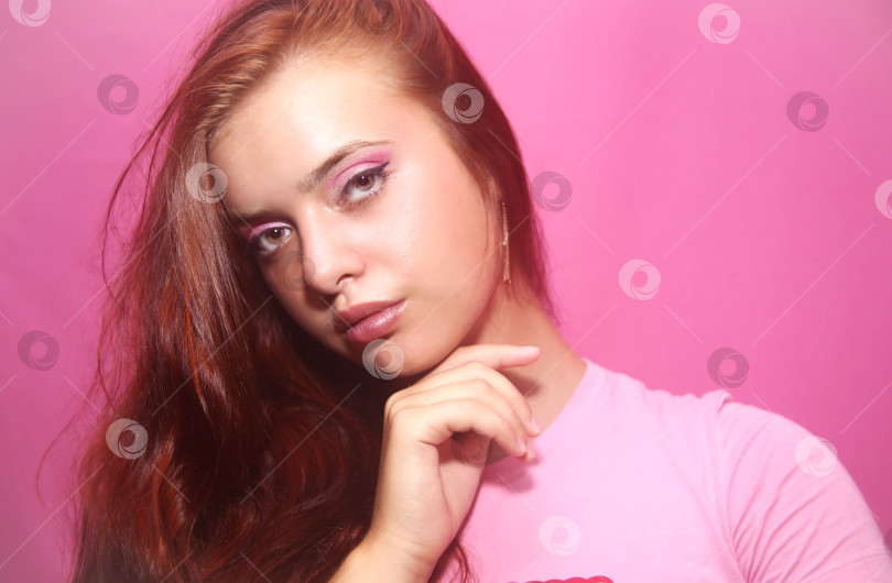 Скачать Красивая девушка на розовом фоне фотосток Ozero