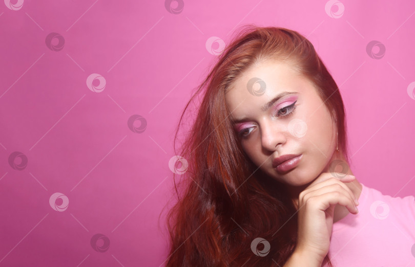 Скачать Красивая девушка в розовой кофте фотосток Ozero