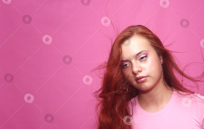 Скачать Красивая девушка в розовой кофте фотосток Ozero