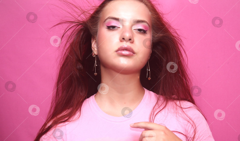 Скачать Красивая девушка в розовой кофте фотосток Ozero