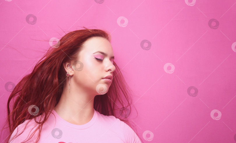 Скачать Красивая девушка в розовой кофте фотосток Ozero