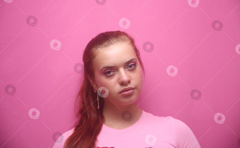 Скачать Красивая девушка в розовой кофтте фотосток Ozero