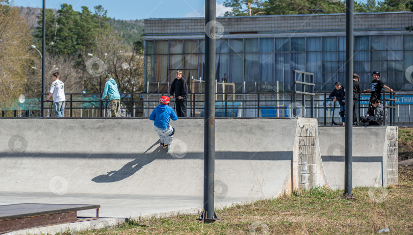 Скачать Россия, Красноярск 02 мая 2025г. Подросток на трюковом самокате в скейт-парке выполняет трюк во время прыжка. фотосток Ozero