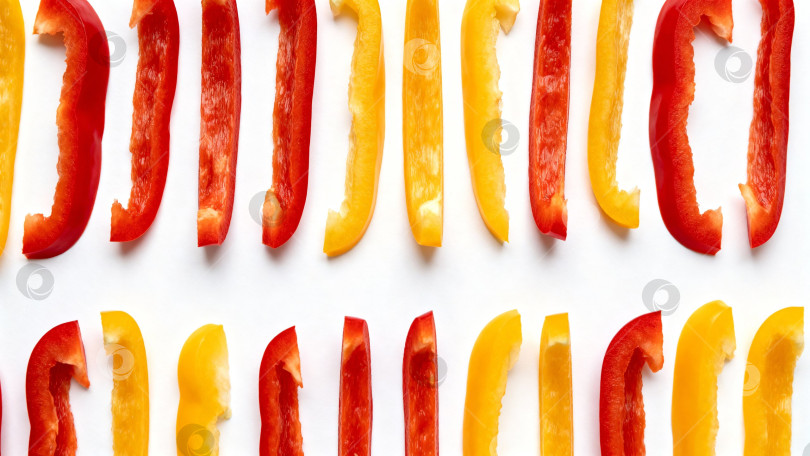 Скачать Нарезка красного и желтого болгарского перца, дольки на белом фоне фотосток Ozero