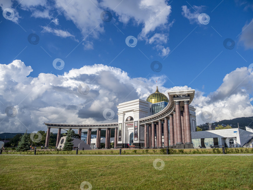 Скачать Музейно-мемориальный комплекс Победа, г. Южно-Сахалинск. Сахалин. Россия. 2025.10. Вид на большое здание с куполом и колоннадой. Военно-исторический музей, посвящённый Второй мировой войне. (марка) фотосток Ozero