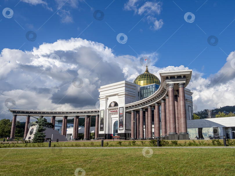 Скачать Музейно-мемориальный комплекс "Победа", г. Южно-Сахалинск. Сахалин. Россия. 2025.10. Вид на большое здание с куполом и колоннадой. Военно-исторический музей, посвящённый Второй мировой войне. (марка) фотосток Ozero