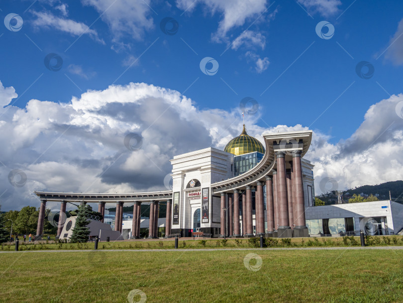 Скачать Музейно-мемориальный комплекс "Победа", г. Южно-Сахалинск. Сахалин. Россия. 2025.10. Вид на большое здание с куполом и колоннадой. Военно-исторический музей, посвящённый Второй мировой войне. (марка) фотосток Ozero