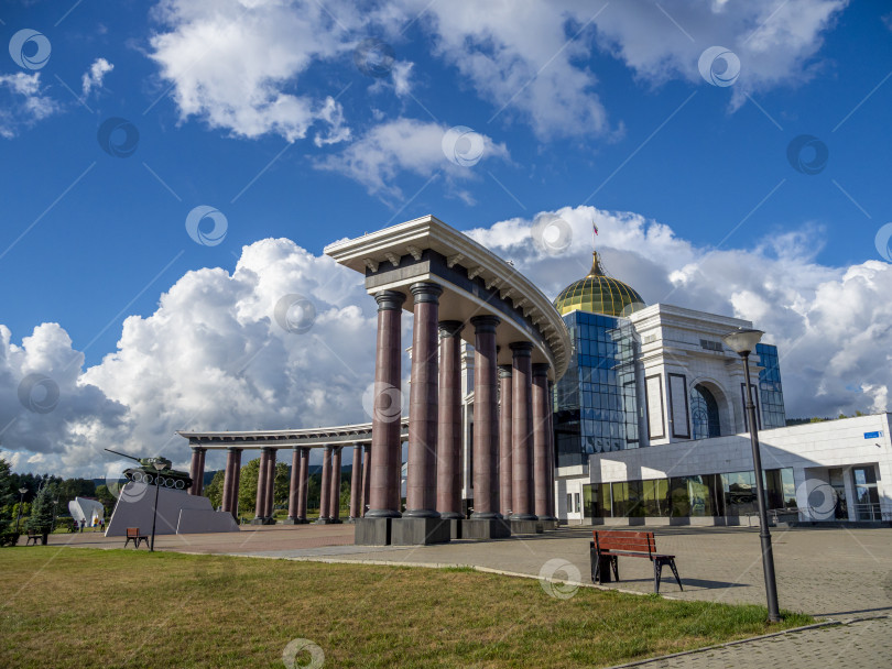 Скачать Музейно-мемориальный комплекс "Победа", г. Южно-Сахалинск. Сахалин. Россия. 2025.10. Вид на большое здание с куполом и колоннадой. Военно-исторический музей, посвящённый Второй мировой войне. (марка) фотосток Ozero