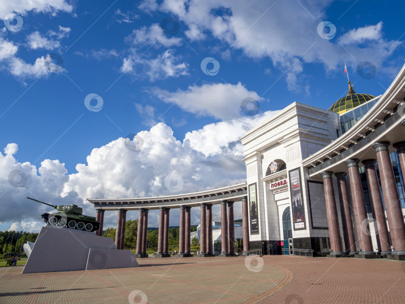 Скачать Музейно-мемориальный комплекс "Победа", г. Южно-Сахалинск. Сахалин. Россия. 2025.10. Вид на большое здание с куполом и колоннадой. Военно-исторический музей, посвящённый Второй мировой войне. (марка) фотосток Ozero