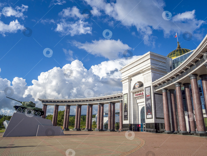 Скачать Музейно-мемориальный комплекс "Победа", г. Южно-Сахалинск. Сахалин. Россия. 2025.10. Вид на большое здание с куполом и колоннадой. Военно-исторический музей, посвящённый Второй мировой войне. (марка) фотосток Ozero