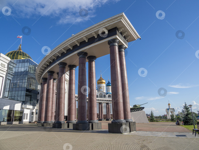 Скачать Музейно-мемориальный комплекс "Победа", г. Южно-Сахалинск. Сахалин. Россия. 2025.10. Вид на большое здание с куполом и колоннадой. Военно-исторический музей, посвящённый Второй мировой войне. (марка) фотосток Ozero