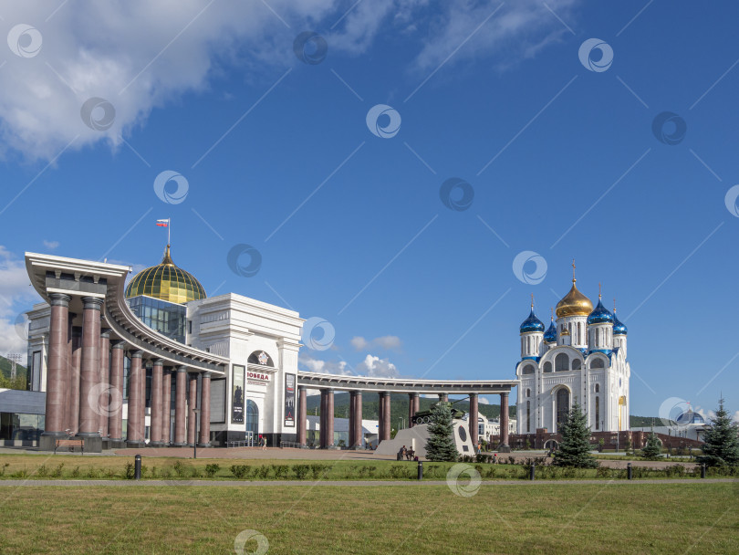 Скачать Музейно-мемориальный комплекс "Победа", г. Южно-Сахалинск. Сахалин. Россия. 2025.10. Вид на большое здание с куполом и колоннадой. Военно-исторический музей, посвящённый Второй мировой войне. (марка) фотосток Ozero