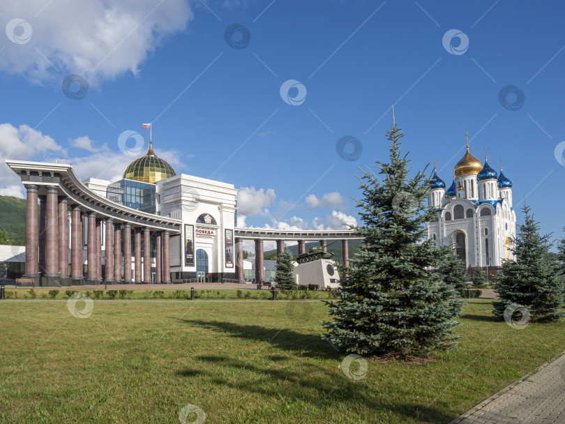 Скачать Музейно-мемориальный комплекс "Победа", г. Южно-Сахалинск. Сахалин. Россия. 2025.10. Вид на большое здание с куполом и колоннадой. Военно-исторический музей, посвящённый Второй мировой войне. (марка) фотосток Ozero