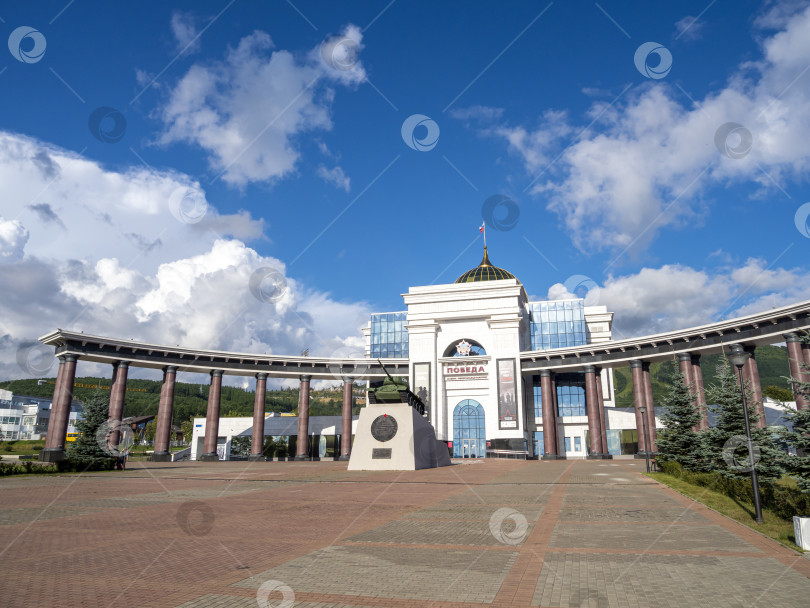 Скачать Музейно-мемориальный комплекс "Победа", г. Южно-Сахалинск. Сахалин. Россия. 2025.10.  Вид на большое здание с куполом и колоннадой. Военно-исторический музей, посвящённый Второй мировой войне. (марка) фотосток Ozero