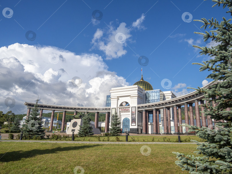 Скачать Музейно-мемориальный комплекс "Победа", г. Южно-Сахалинск. Сахалин. Россия. 2025.10. Вид на большое здание с куполом и колоннадой. Военно-исторический музей, посвящённый Второй мировой войне. (марка) фотосток Ozero