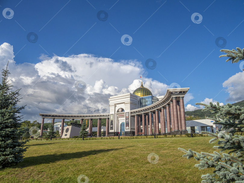 Скачать Музейно-мемориальный комплекс "Победа", г. Южно-Сахалинск. Сахалин. Россия. 2025.10. Вид на большое здание с куполом и колоннадой. Военно-исторический музей, посвящённый Второй мировой войне. (марка) фотосток Ozero