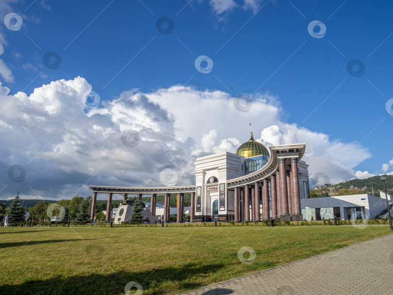 Скачать Музейно-мемориальный комплекс "Победа", г. Южно-Сахалинск. Сахалин. Россия. 2025.10. Вид на большое здание с куполом и колоннадой. Военно-исторический музей, посвящённый Второй мировой войне. (марка) фотосток Ozero