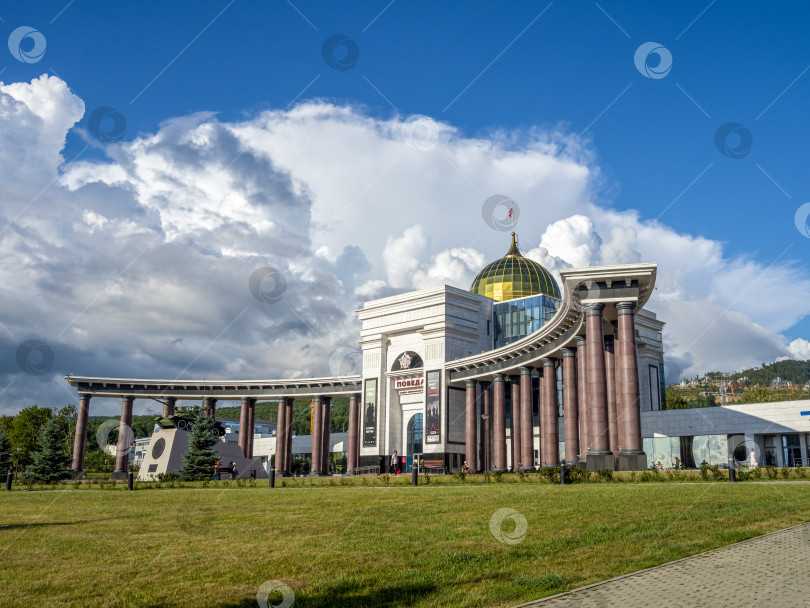 Скачать Музейно-мемориальный комплекс "Победа", г. Южно-Сахалинск. Сахалин. Россия. 2025.10. Вид на большое здание с куполом и колоннадой. Военно-исторический музей, посвящённый Второй мировой войне. (марка) фотосток Ozero
