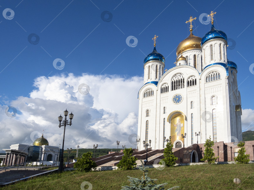 Скачать Кафедральный собор Рождества Христова. г. Южно-Сахалинск. Сахалин. Россия. 2025.10. Кафедральный собор Рождества Христова. Южно-Сахалинск. (марка) фотосток Ozero
